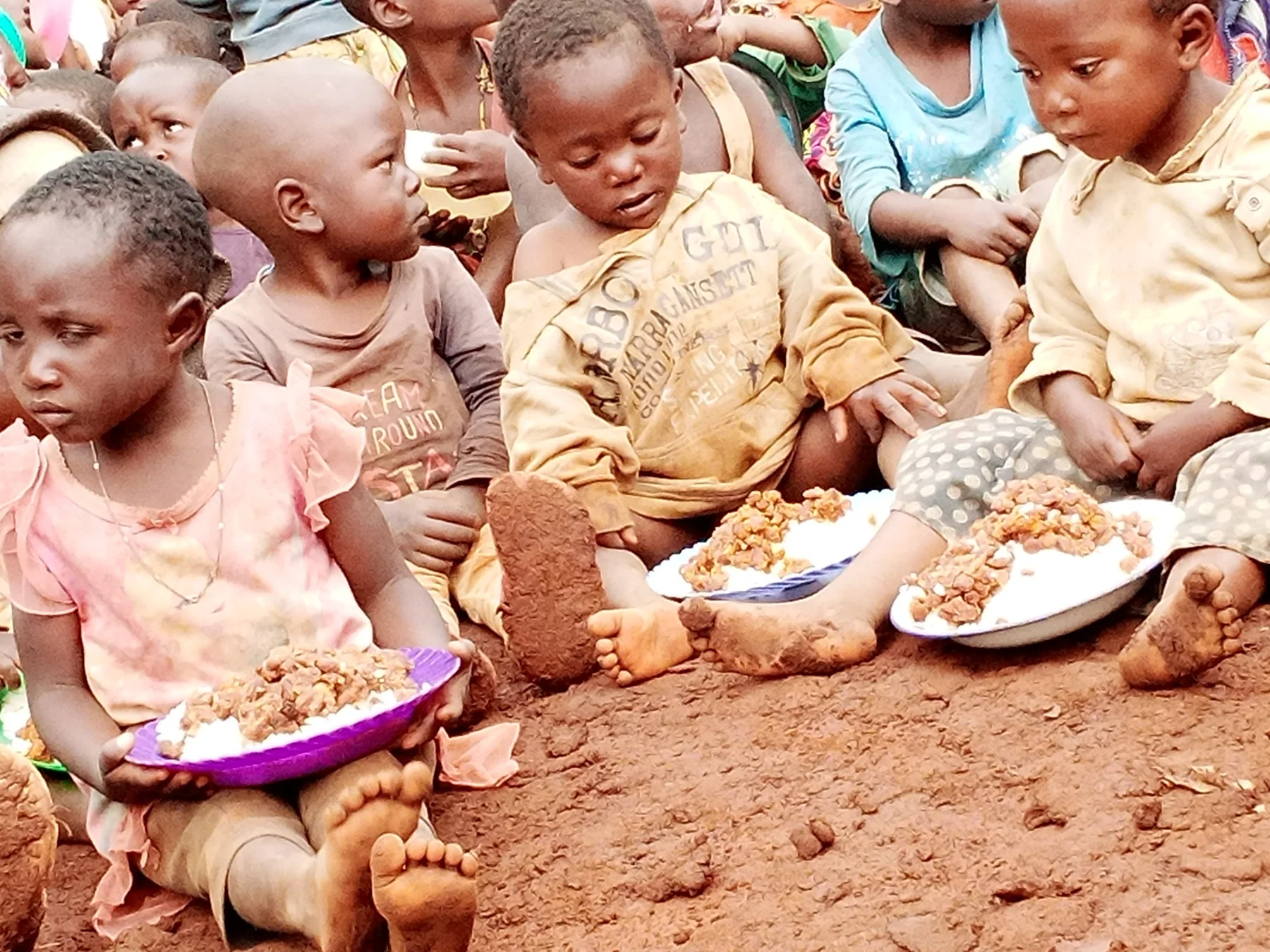 Enfants recevant un repas lors d'une activité d'assistance