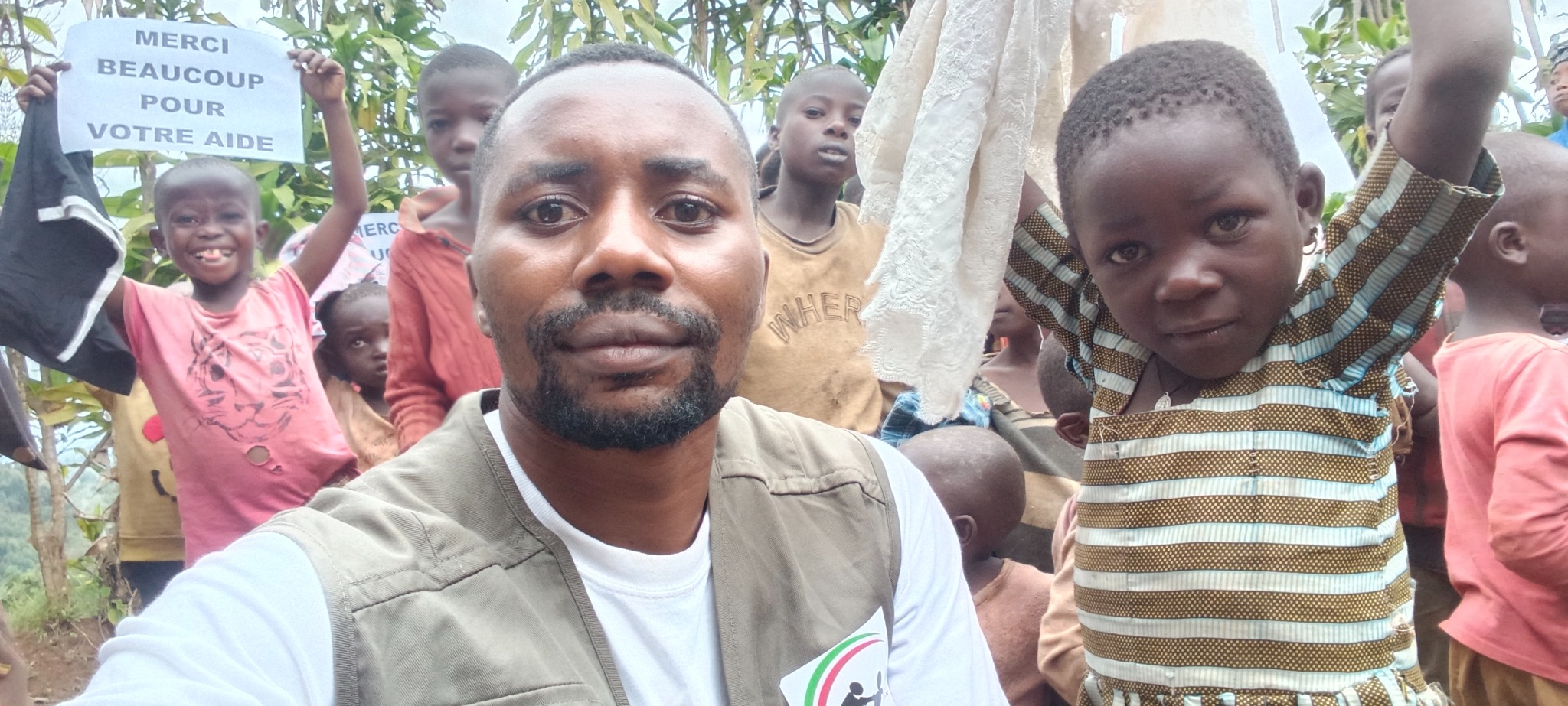 Jean Bosco sur le terrain avec des enfants accompagnés par l'ASEV