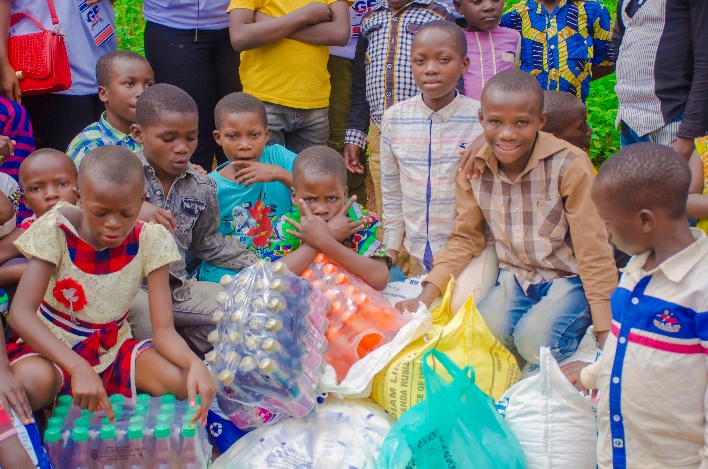 Distribution de vivres et non-vivres aux enfants et familles