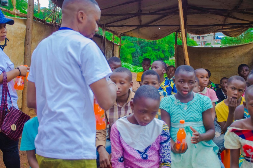 Distribution aux enfants et familles vulnérables